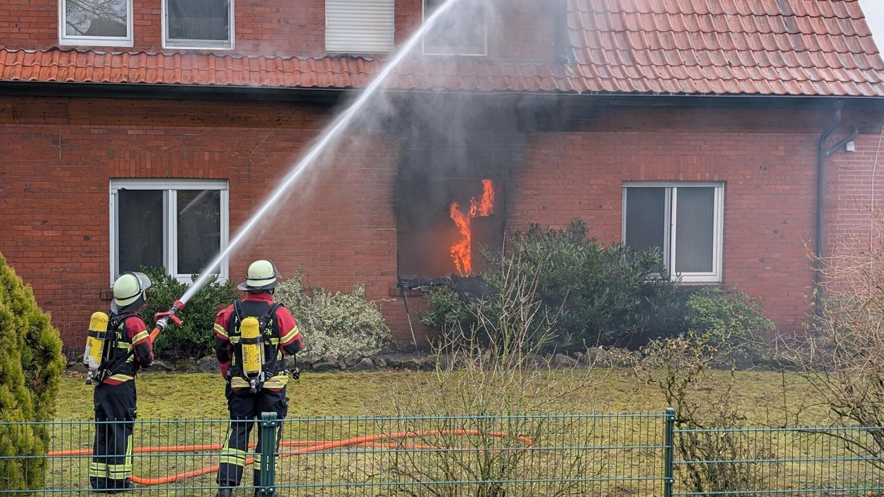 Hausbrand in Ladbergen - 2 Personen verletzt - lange Suche nach Glutnestern
