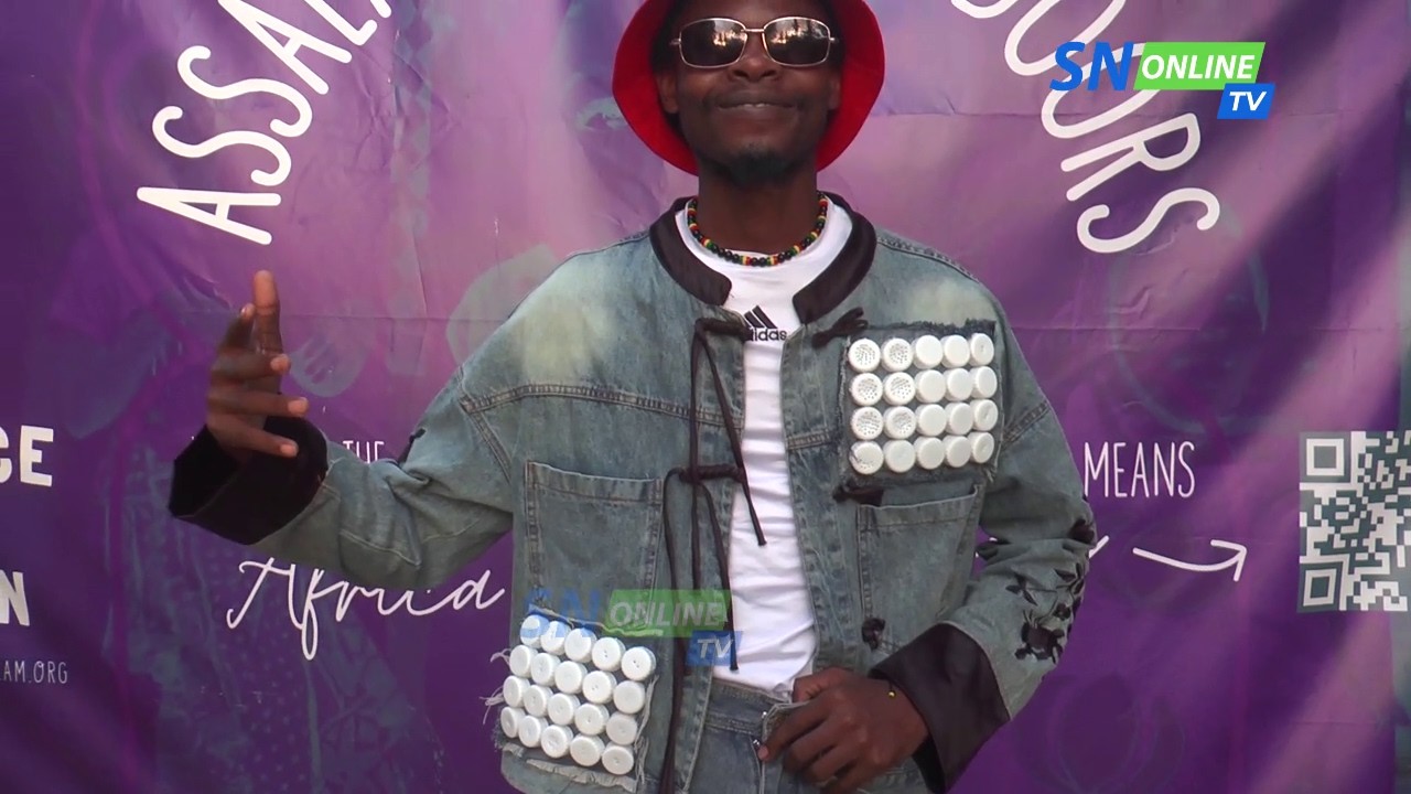 MSANII ALIEBUNI NGUO KWA KUTUMIA VIFUNIKO VYA CHUPA ASHANGAZA WATU