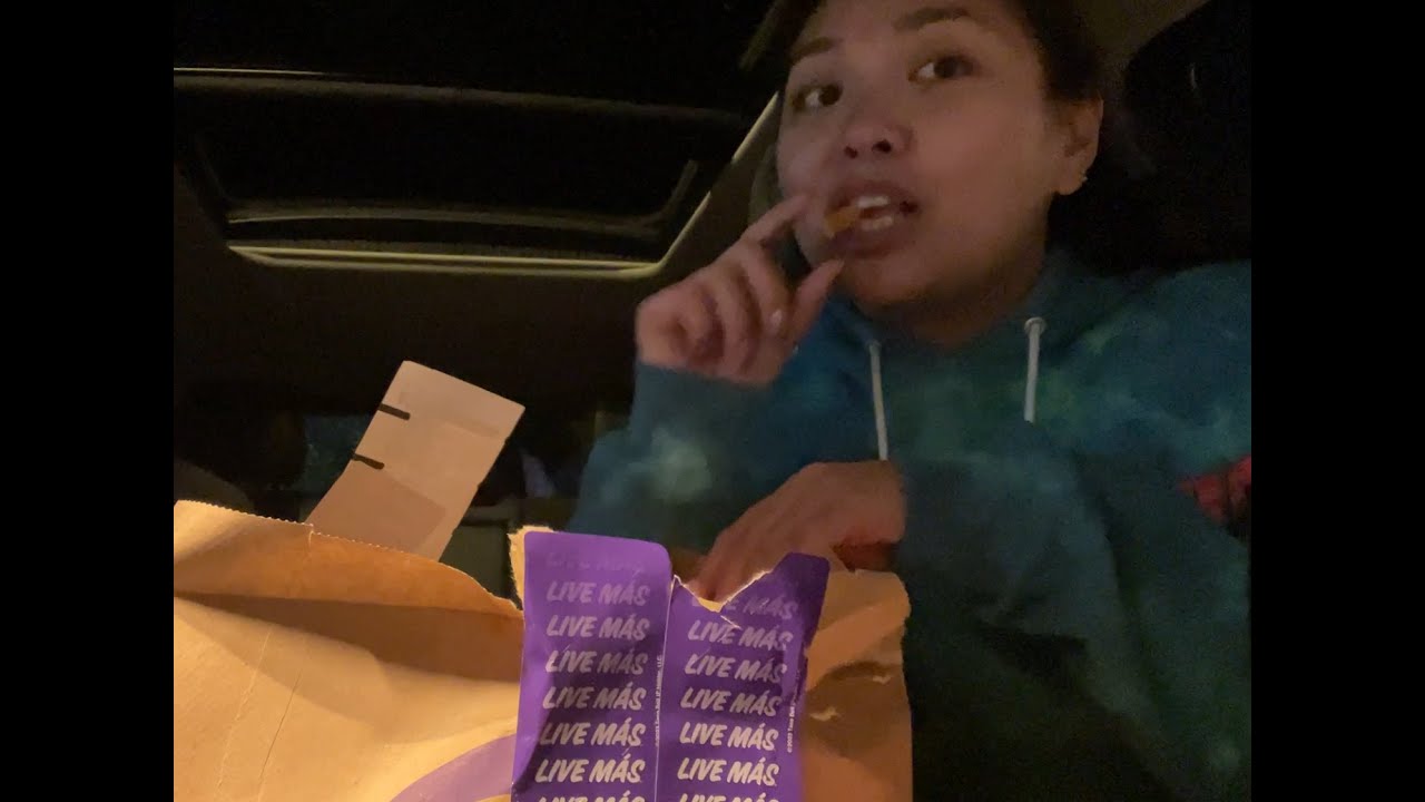 Taco Bell Mukbang - trying the new dipping burritos AND the creamy garlic sauce, treatin myself HARD