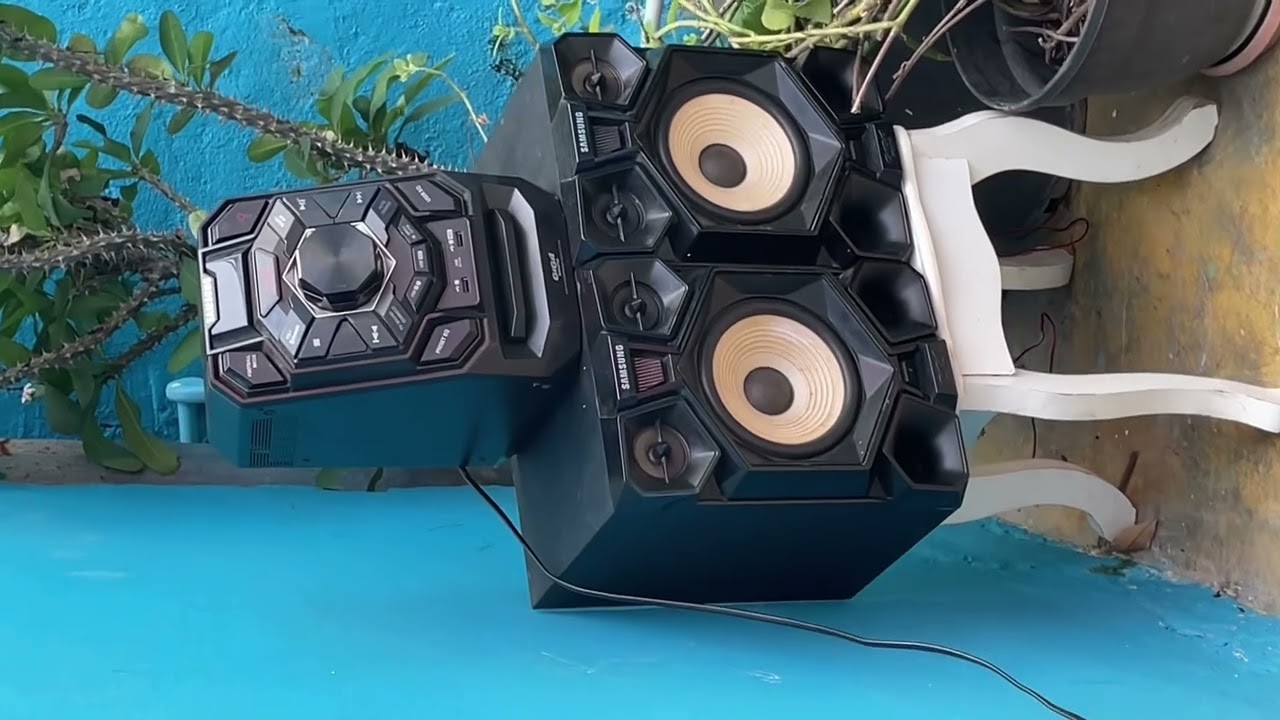 Samsung mx-j730 tocando en área semiabierta