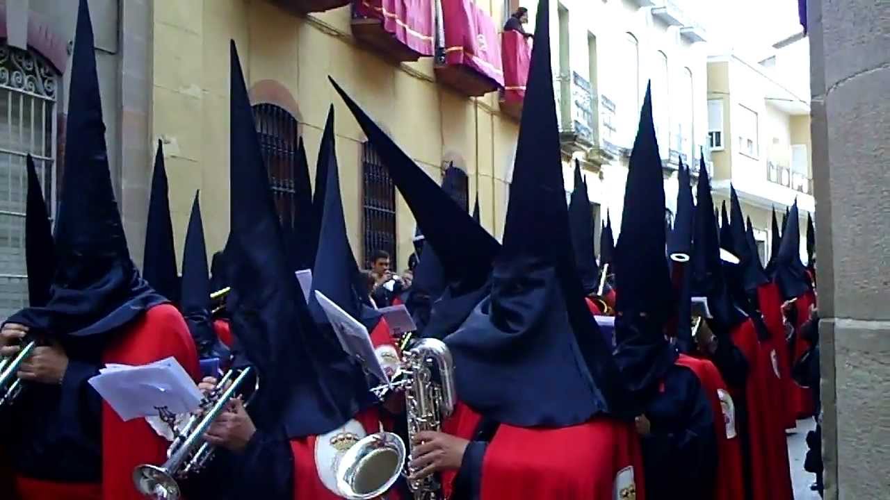 inicio pasacalles banda cabecera Santo Entierro. Amenaza lluvia. Linares 2012