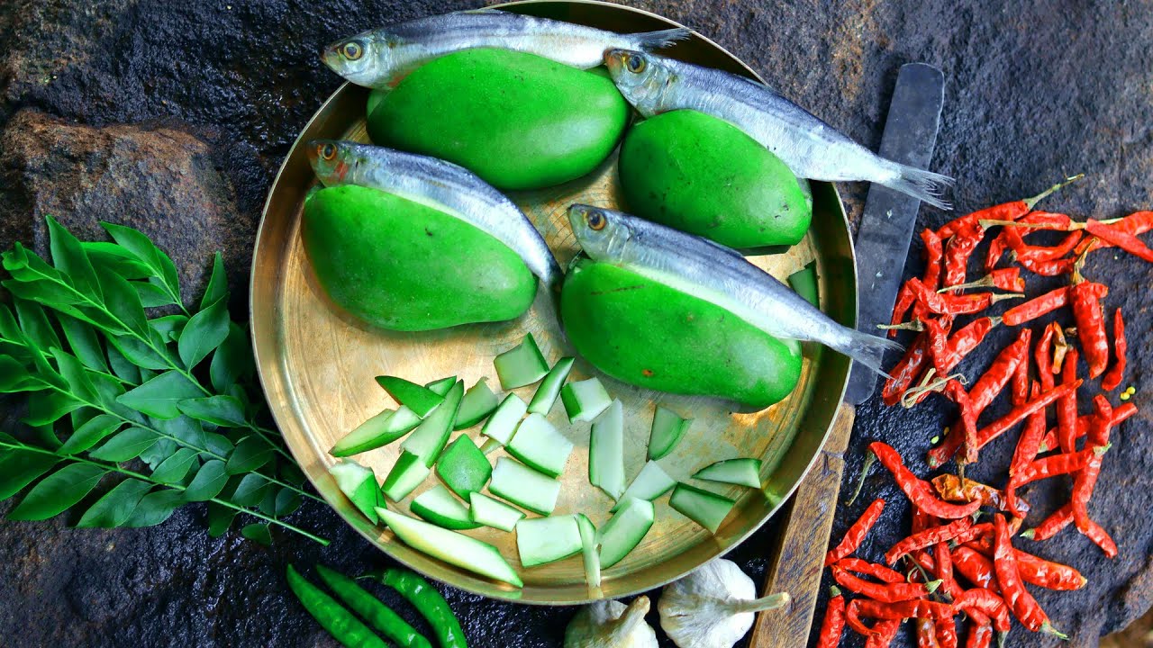 Raw Mango Fish Curry | மாங்காய் மீன் குழம்பு | Manpanai Manga Meen Kulambu
