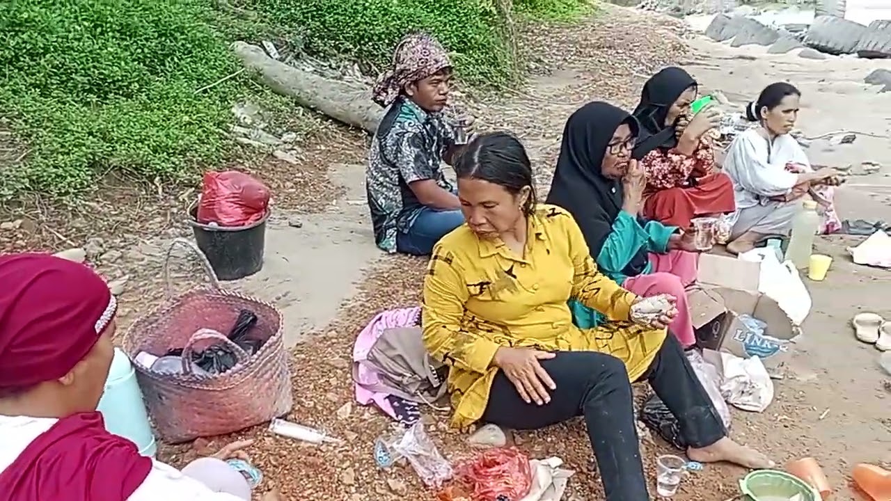 makan bersama2 di pinggir sungai mandailing natal sumatera utara