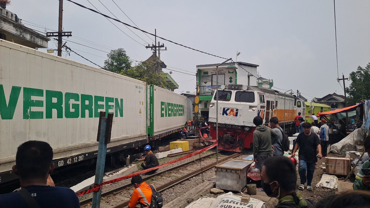 Evakuasi awal anjlokan KA Kontener di Surabaya