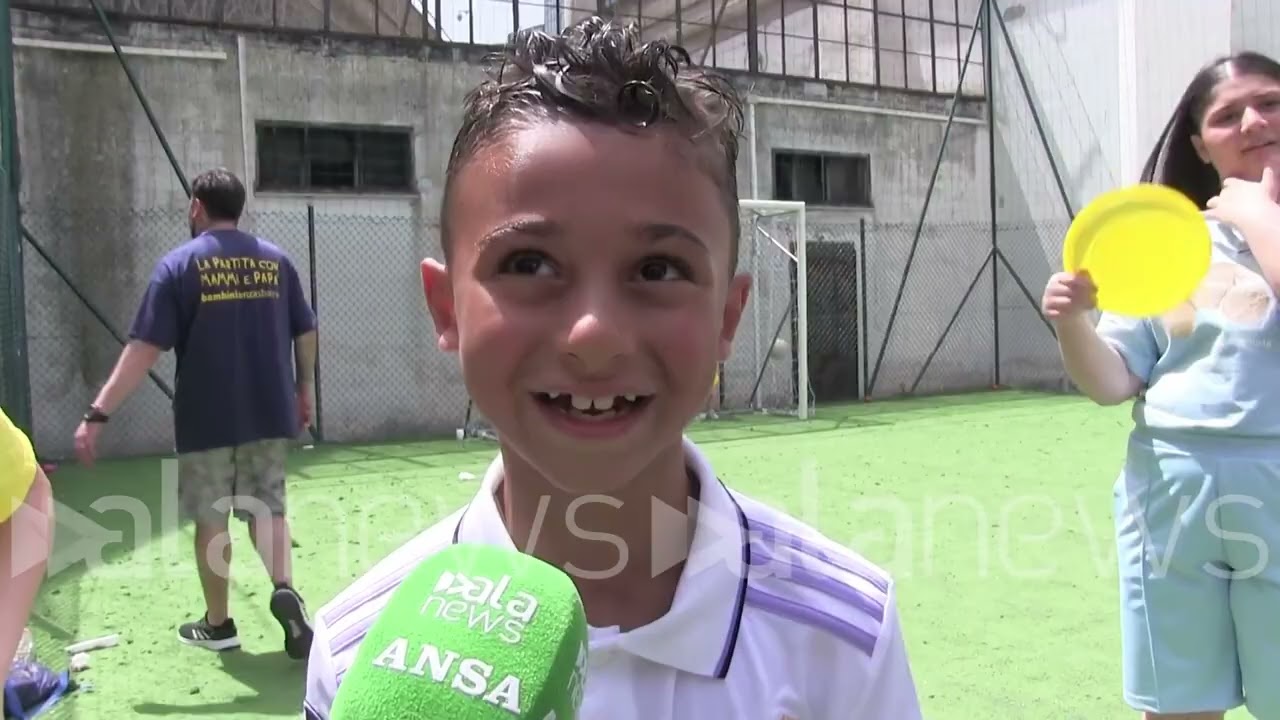 Napoli, a Poggioreale una partita di calcio tra papà detenuti e i loro bambini: 