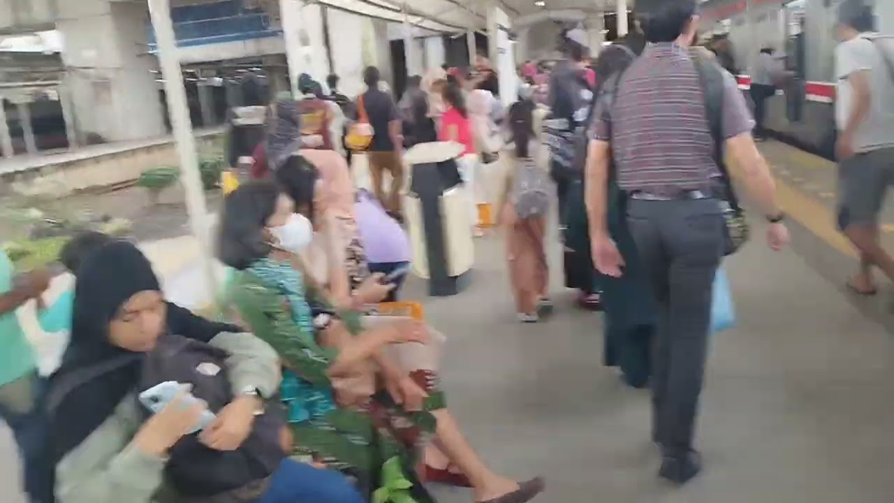 Naik KRL Dari Manggarai Ke Tambun Padat Seperti Pepes