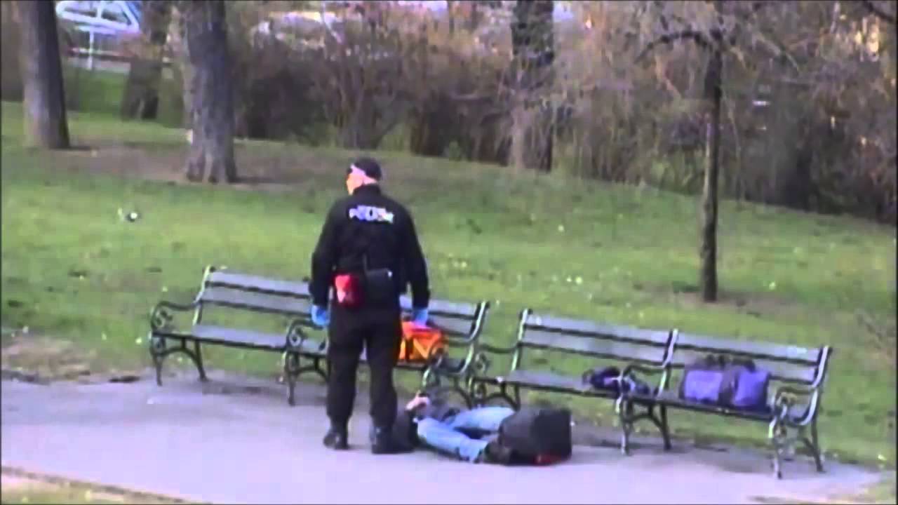 Městská policie Praha: Strážník Pavel Janouš při záchraně zkolabovaného muže