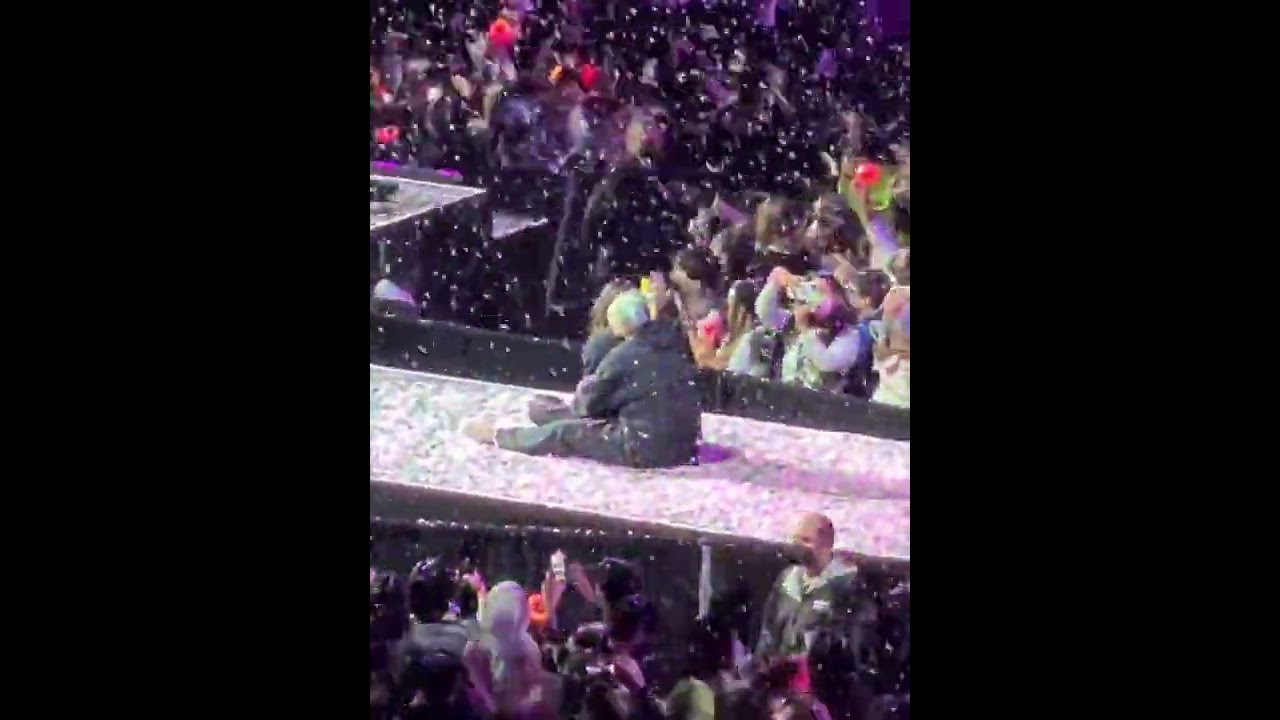 Jeongyeon & Momo carrying each other from the main stage to the center 😭🍀