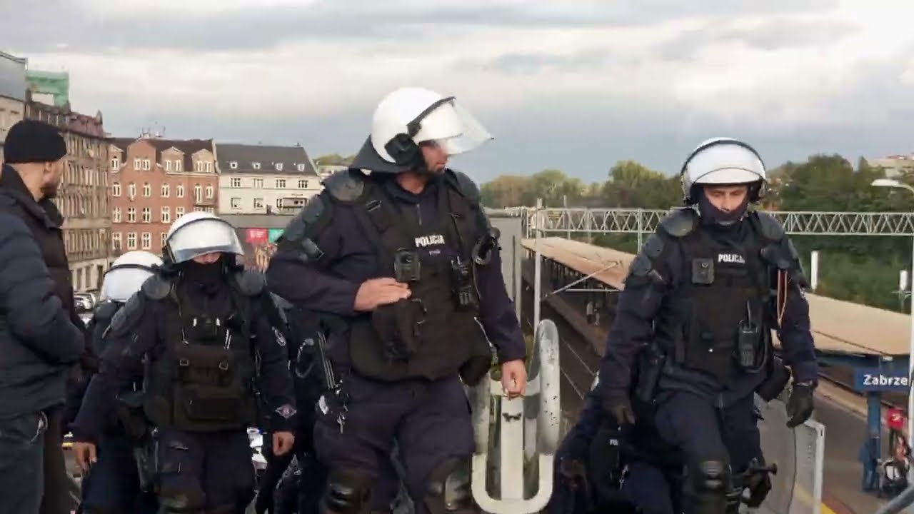 Wejście Policji na wiadukt przy dworcu PKP przed przyjazdem kibiców Legii Warszawa
