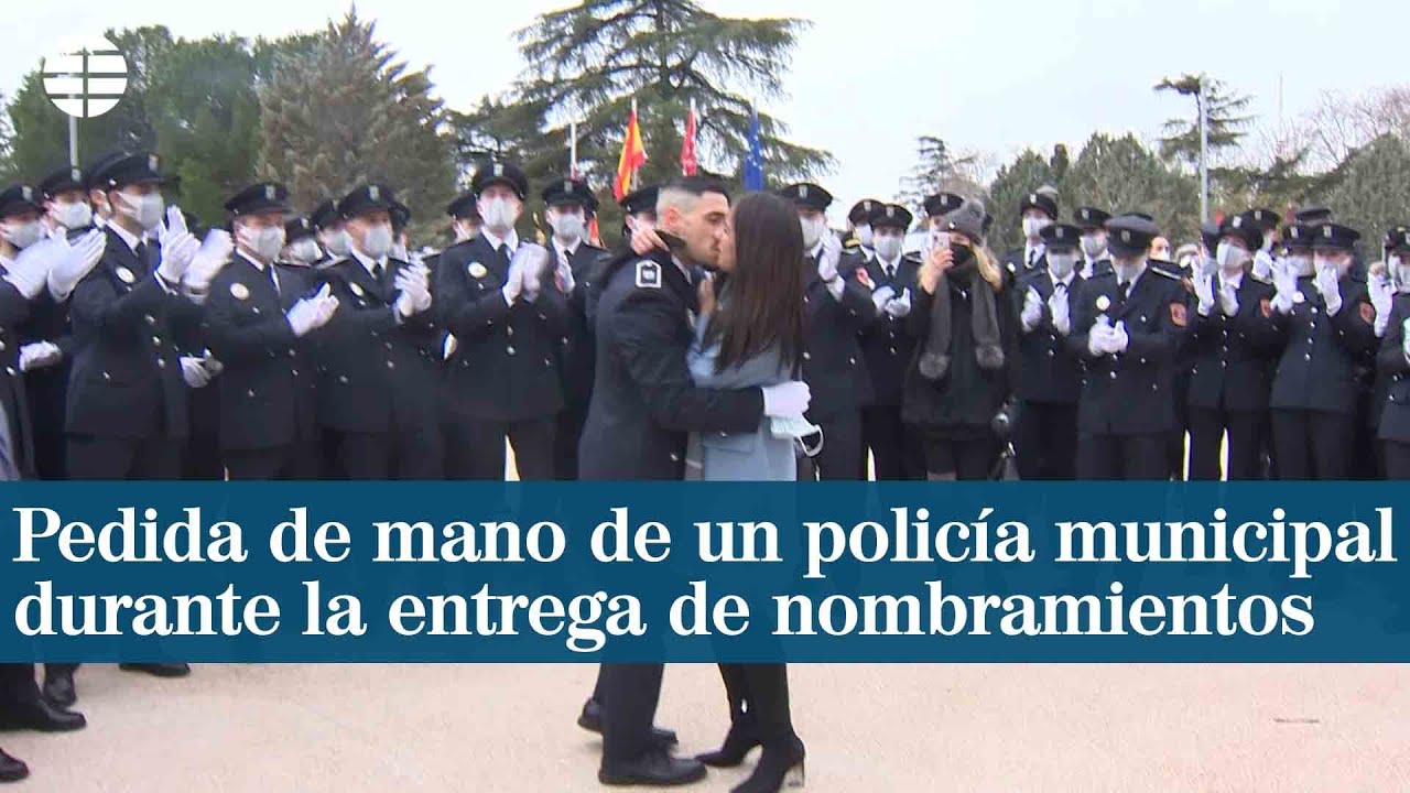 Pedida de mano de un policía municipal durante la entrega de nombramientos