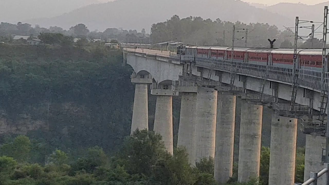 Hemkunt Express between Katra and Jammu