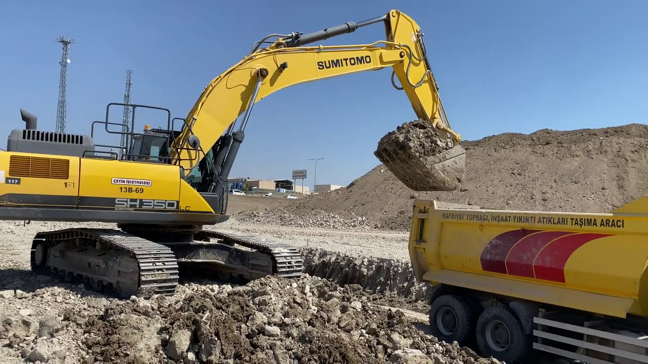 Sumıtomo Excavator Truks Loading