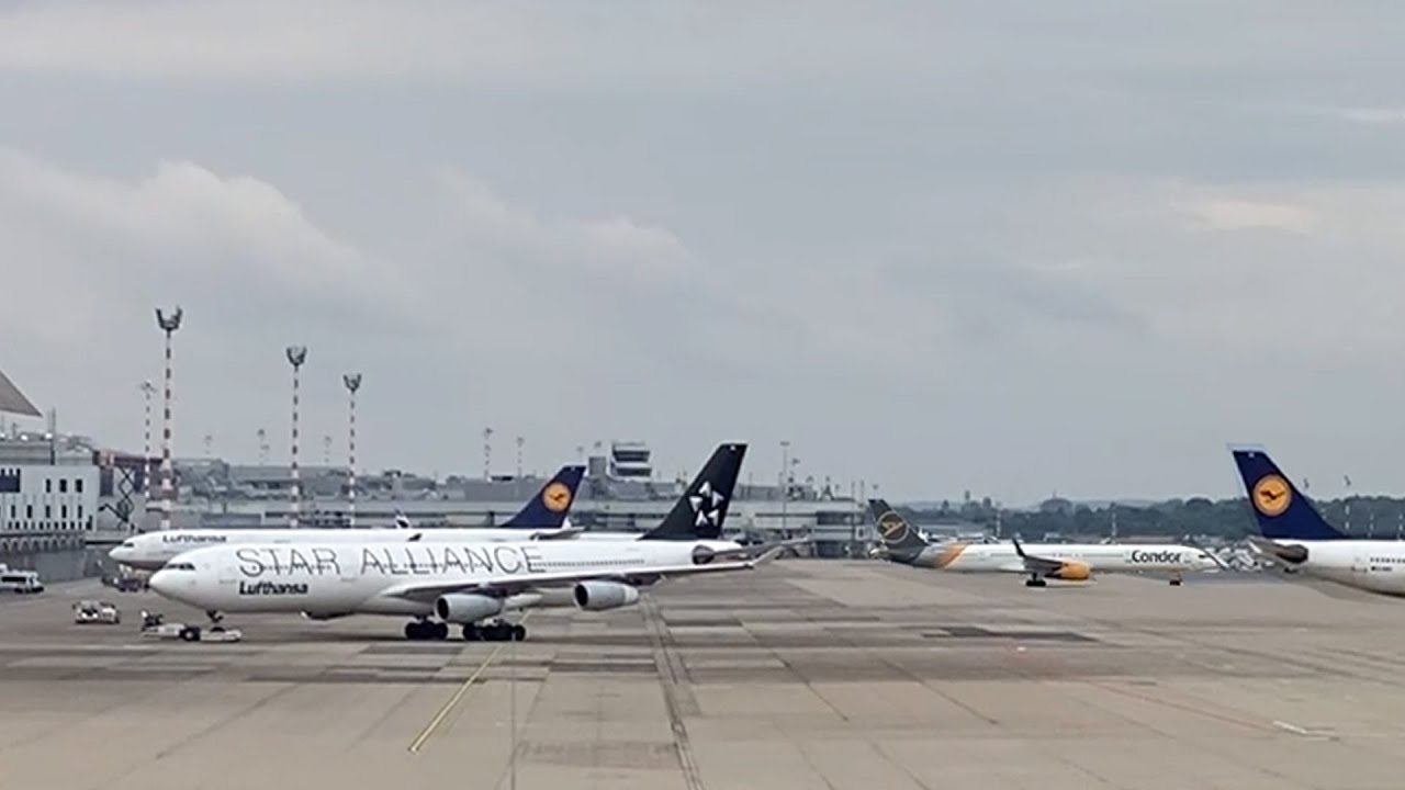 1 Hour of Air Traffic at D&uuml;sseldorf Airport (EDDL) &ndash; Timelapse