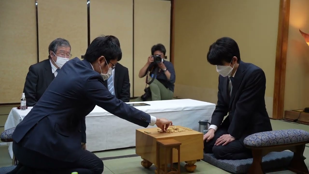 将棋界の一番長い日の対局室検分、藤井聡太竜王「室温は24度ですか。ちょっと暑いような……（稲葉陽八段に）21度とかでいいですか？」【第81期将棋名人戦・A級順位戦】＝佐藤圭司、北野新太、高津祐典撮影