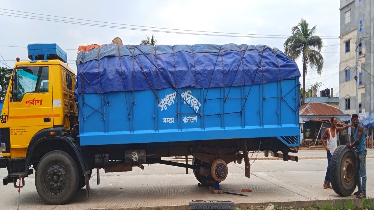 Tata 1212 CRX Trucks Are Being Repaired On The Road