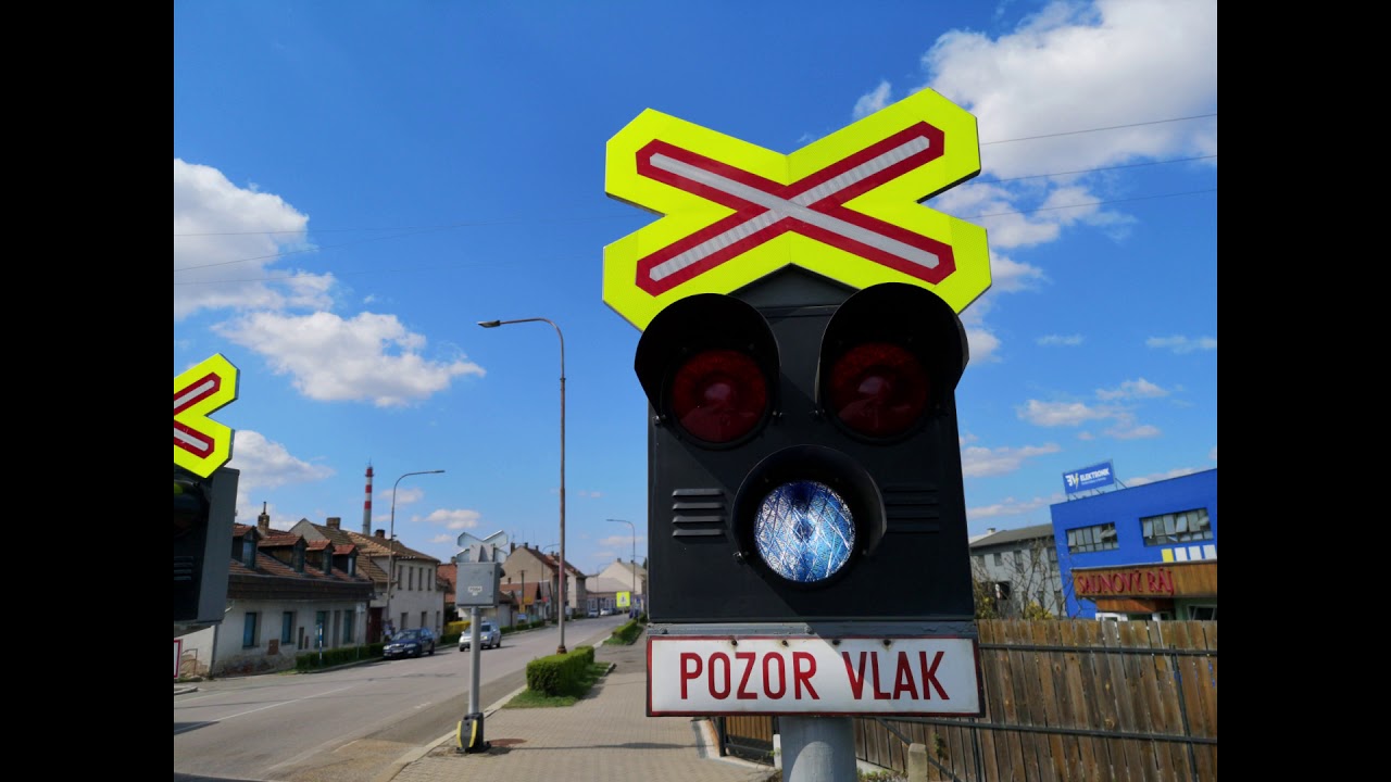 Konec výstražníků AŽD 71 v Holicích, které podstoupili modernizaci přejezdu