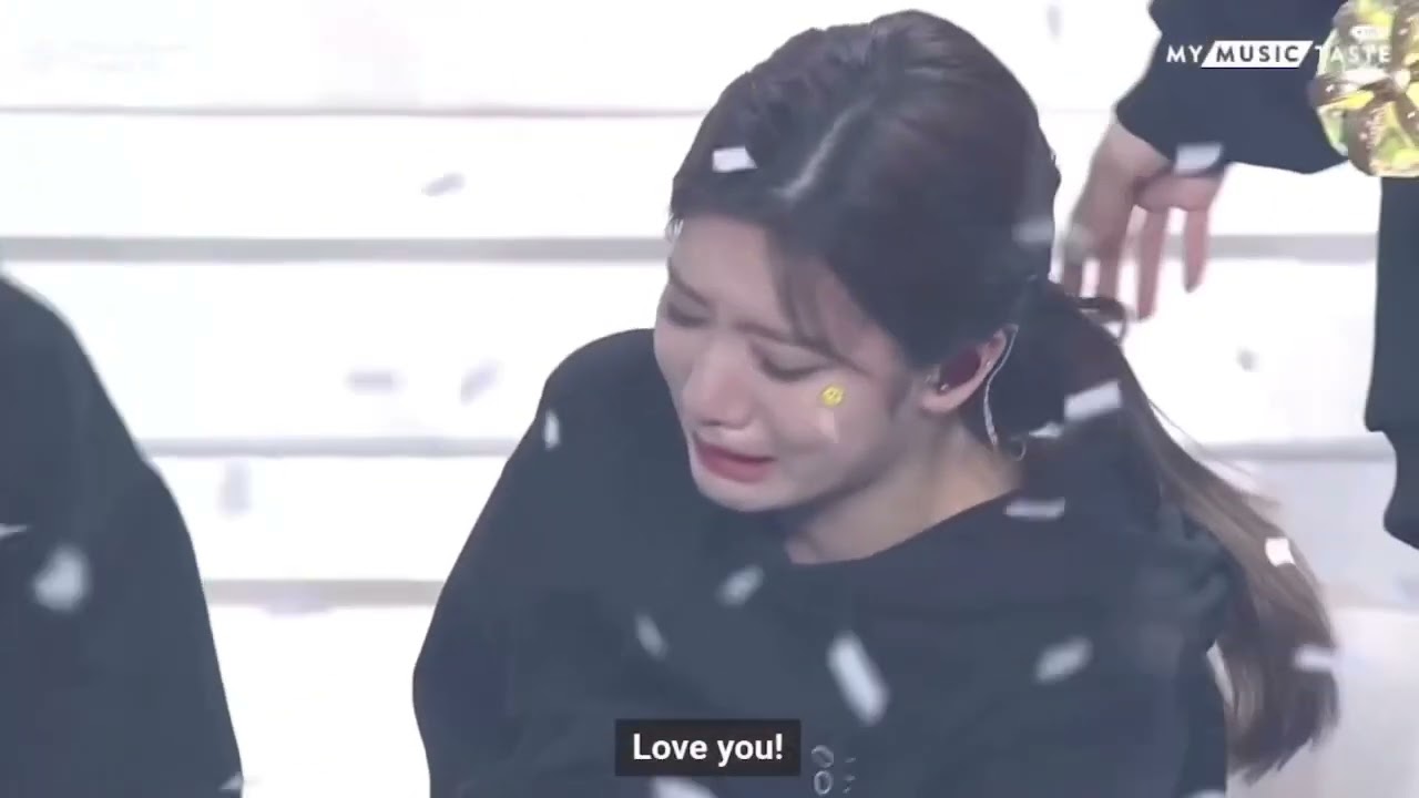 Kim Lip being emotional while Hyeju judging every members especially Gowon