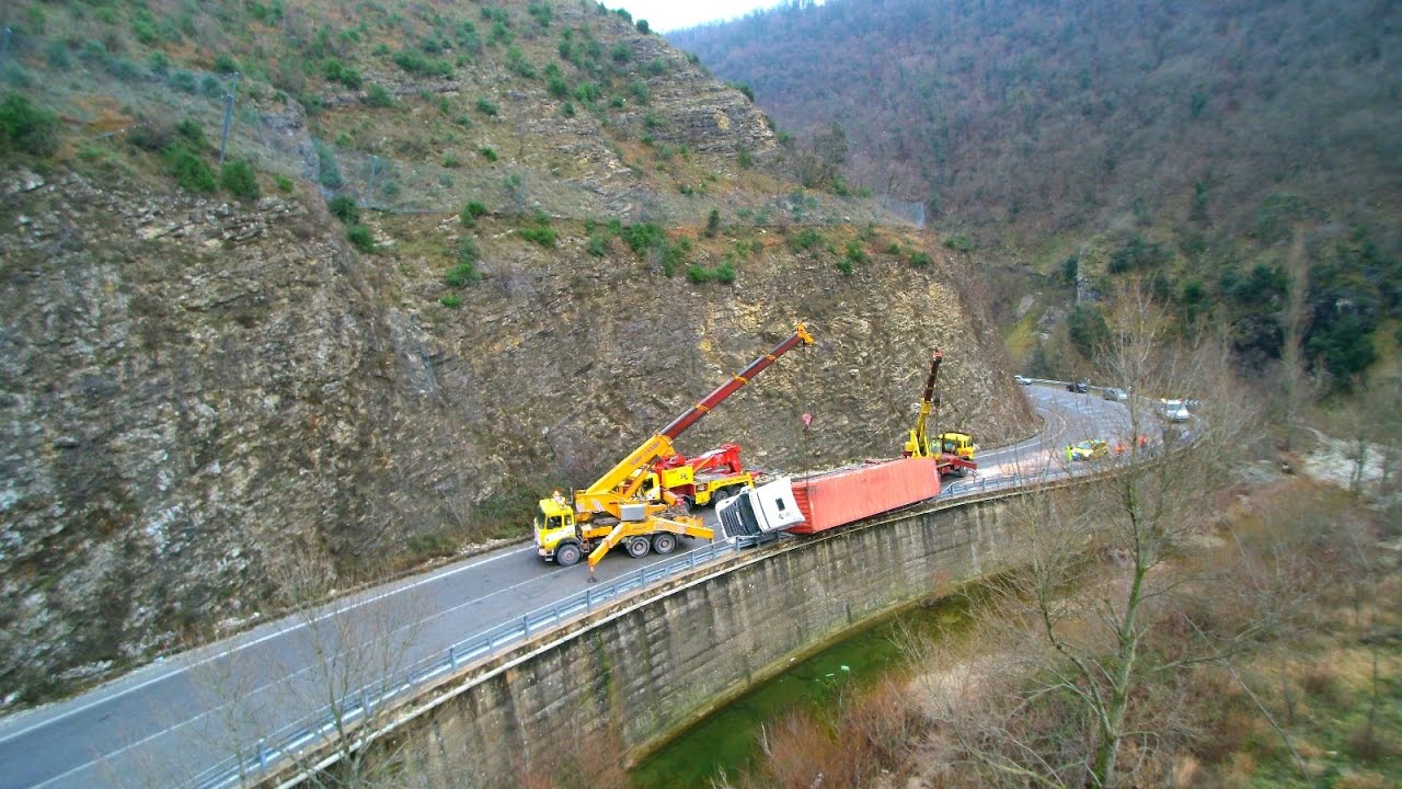 Camion ribaltato tra Piobbico e Apecchio - Drone - аварийный грузовик