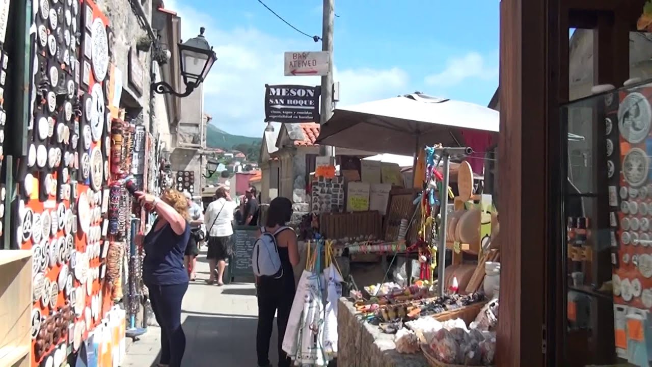 Combarro, hórreos, albariño, y comidas típicas de las Rias Baixas en Galicia Spain