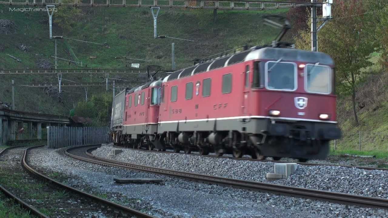 Züge am Bözbergtunnel Re 6/6 und re 4/4 in grün und rot