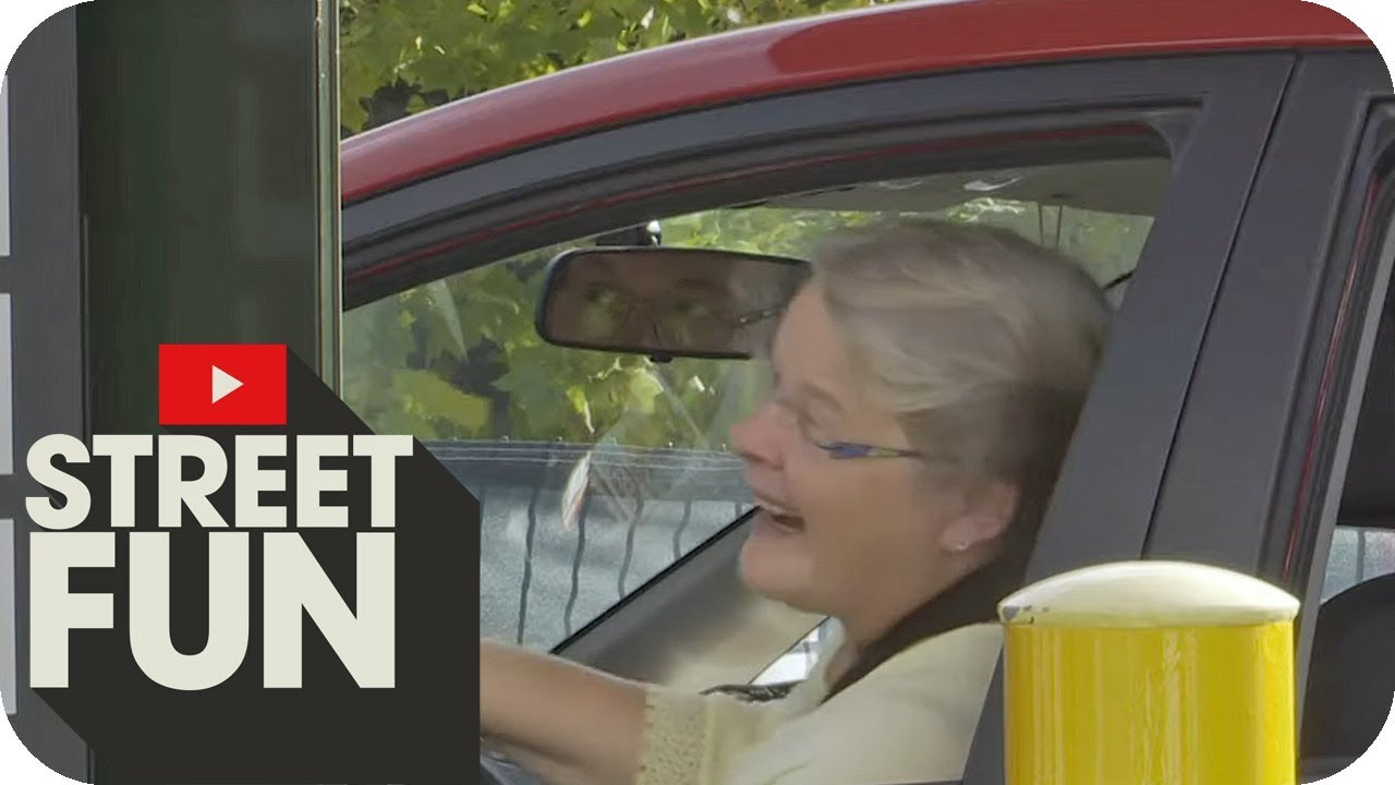Christos Manazidis am Drive-In-Schalter: Versteht die Kundin Spa&szlig;? | Streetfun | ProSieben MAXX
