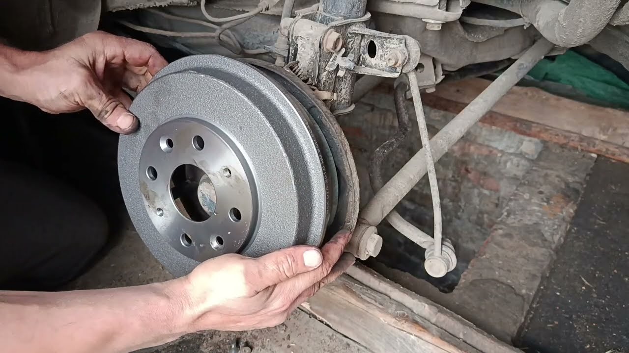 Заміна задніх гальмівних колодок та барабанів на mazda 323 ba