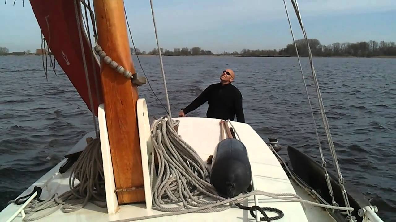 Varen in de makker op het sneekermeer de zeeschouw