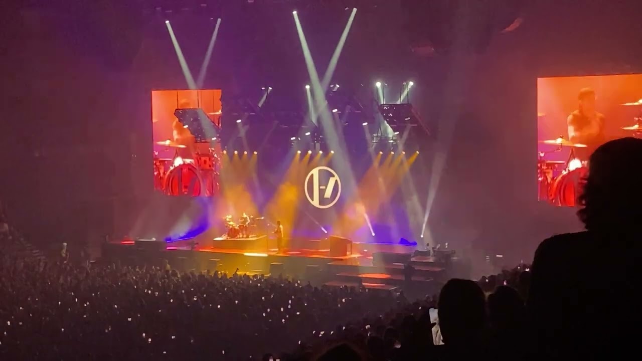 The Craving/Tear in my Heart - Nashville, Bridgestone Arena | Twenty One Pilots Clancy Tour