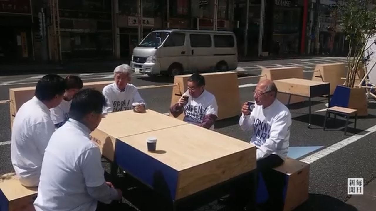駅前の車道に出店、テーブル、いす　沼津で「ヒト中心」社会実験
