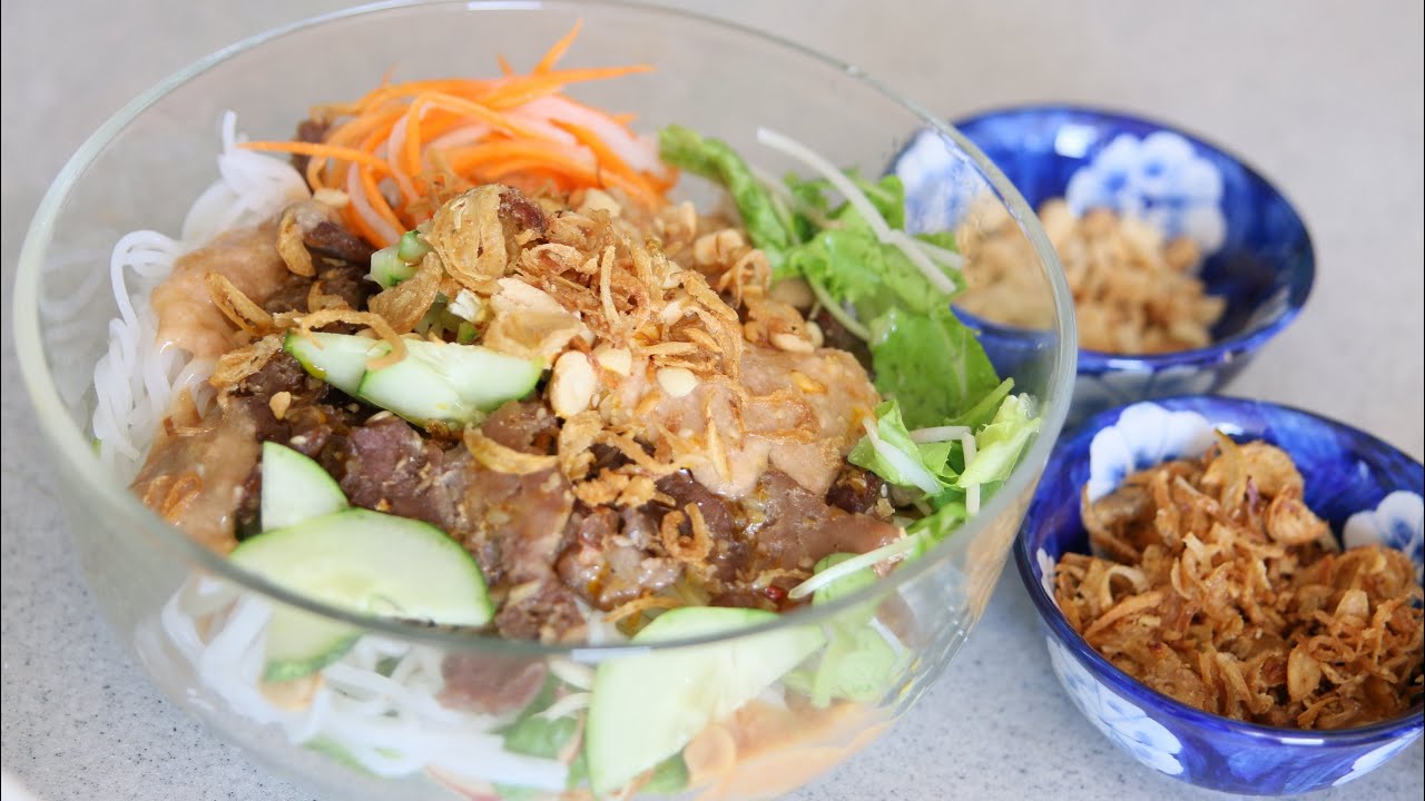 Салат из свинины с лапшой на гриле (BUN THIT NUONG) | Рецепты Хелен