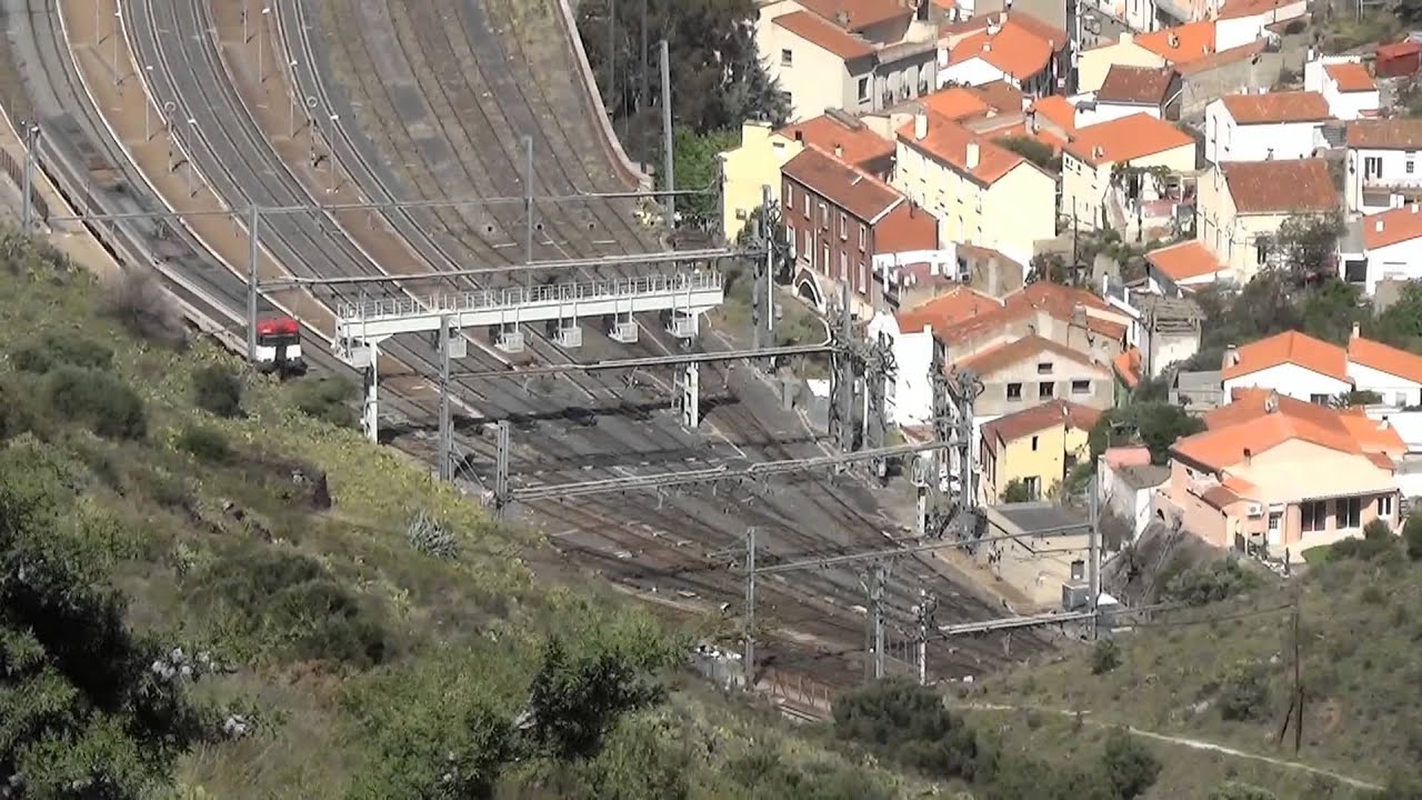 Train : La gare de Cerbère vue d'en haut - 02 mai 2014