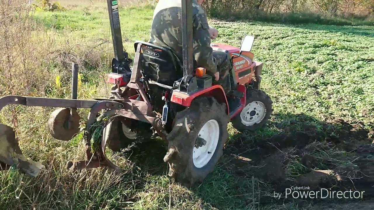 Японский мини трактор Yanmar пашет самодельным плугом