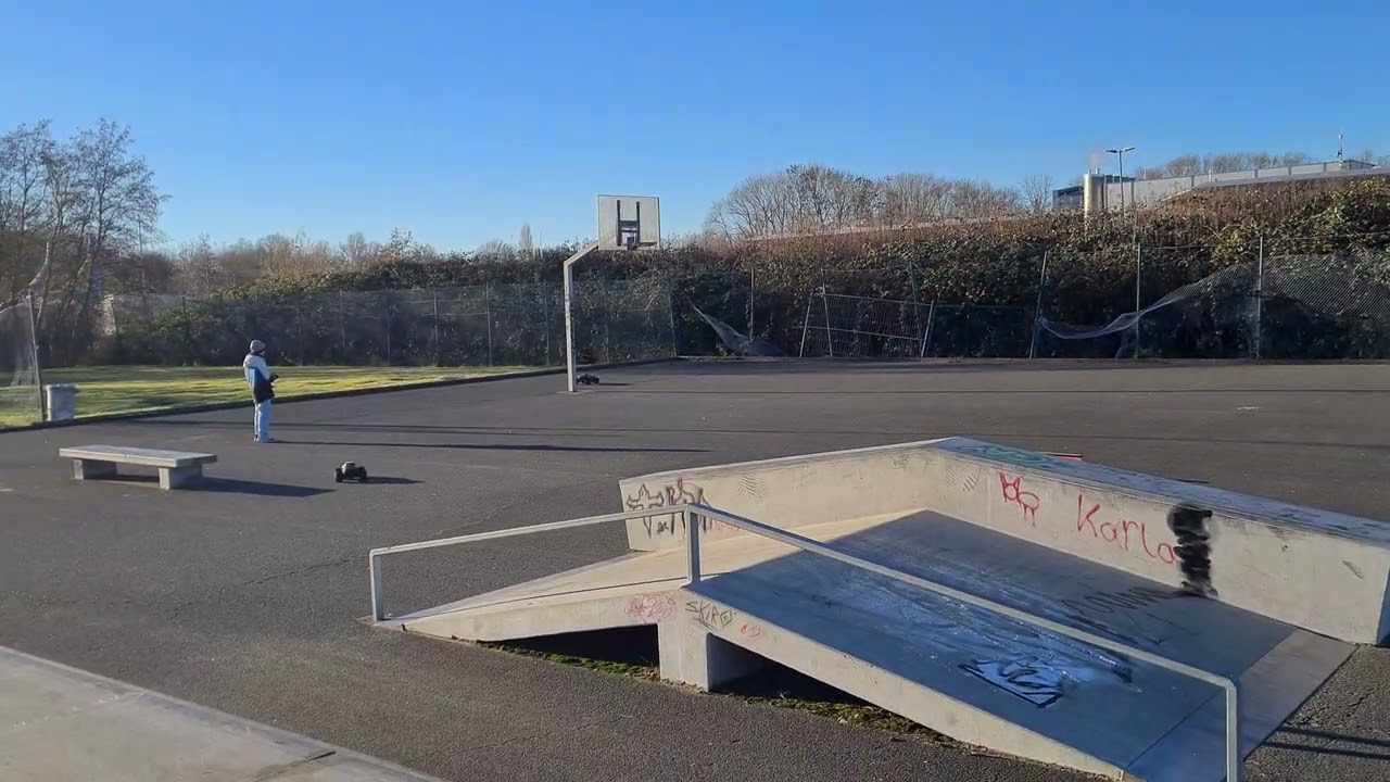 Traxxas Maxx im Skatepark