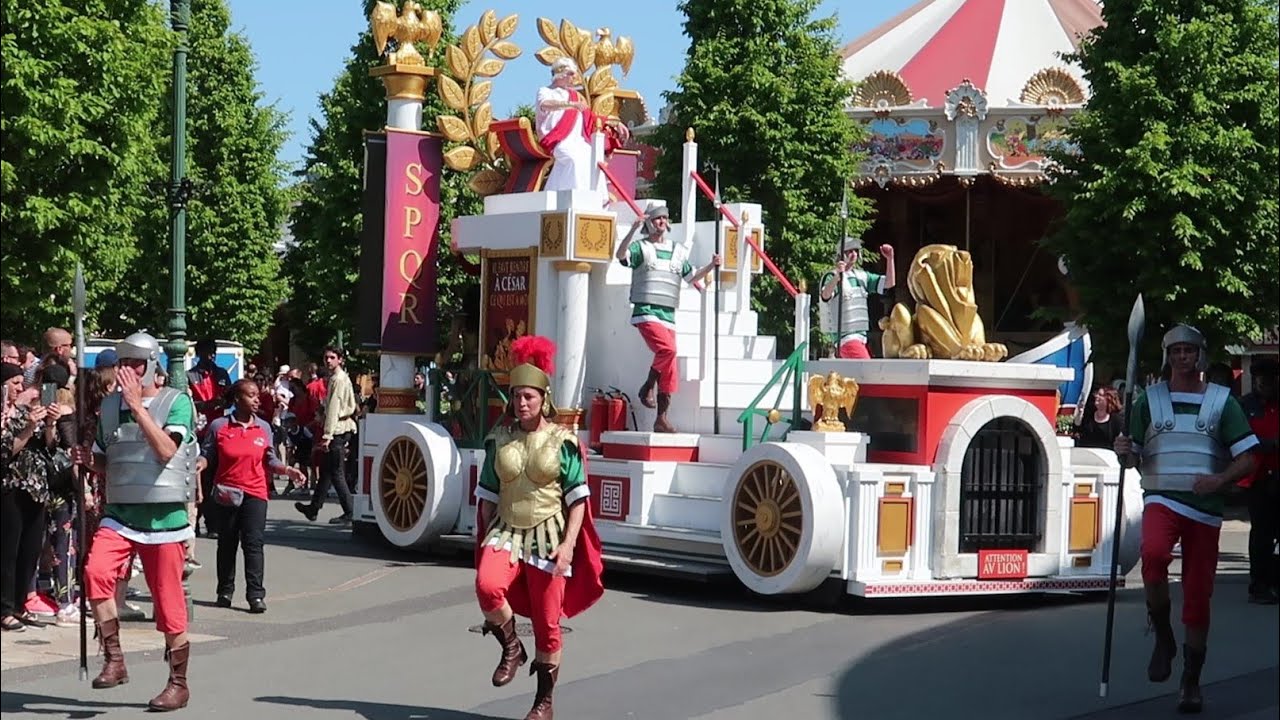Parc Asterix Parade D&Eacute;FIL&Eacute; GAULOIS