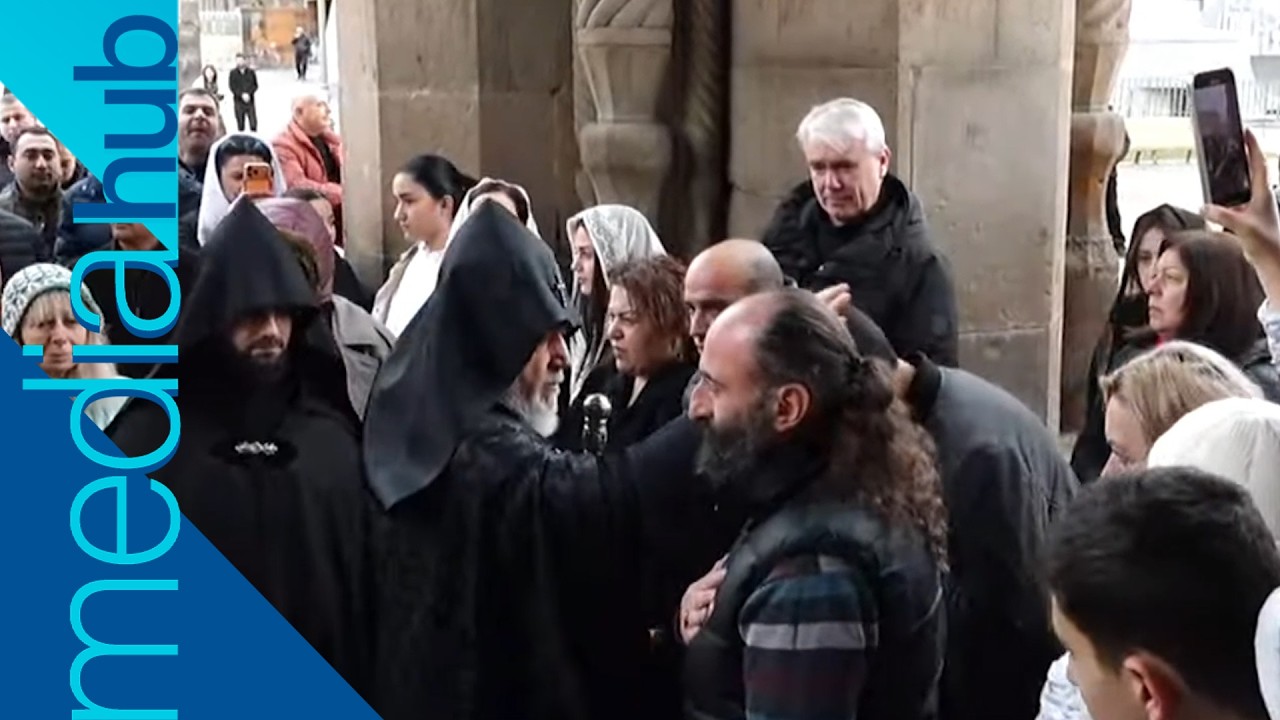 Գարեգի Բ-ն օրհնում է հավատացյալներին