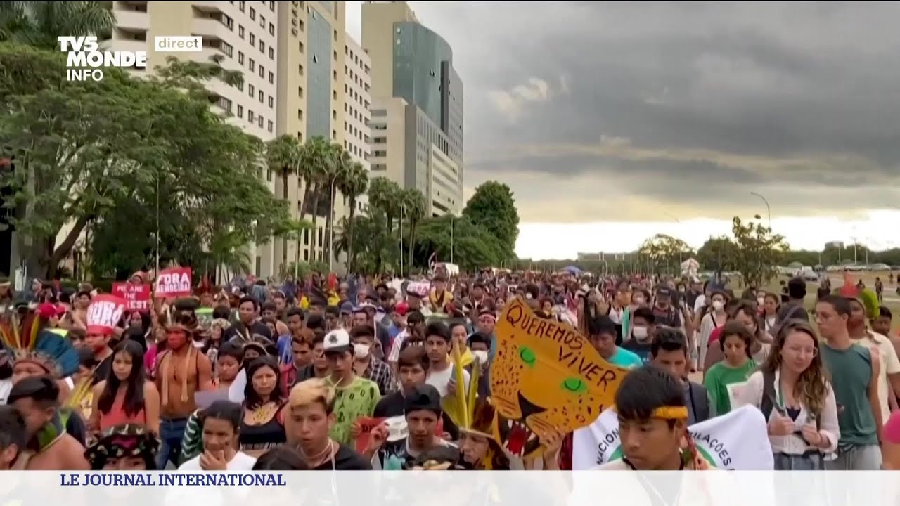 Brésil : manifestation à Brasilia des tribus autochtones