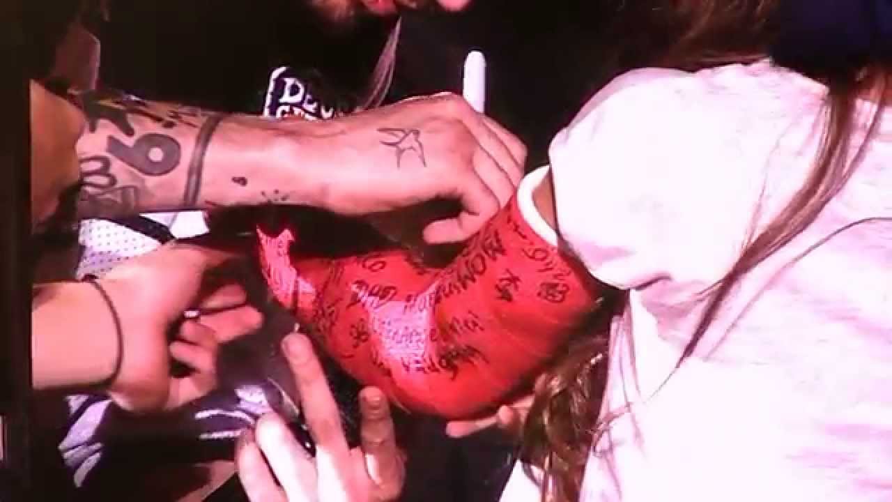 One Direction sign a little girls cast & Alive - WWAT Soldier Field, Chicago 8/30