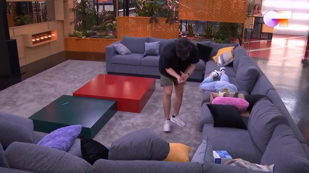 OT 2020 - Flavio se acuesta con Sam en el sofá, le apaga los sonotones.