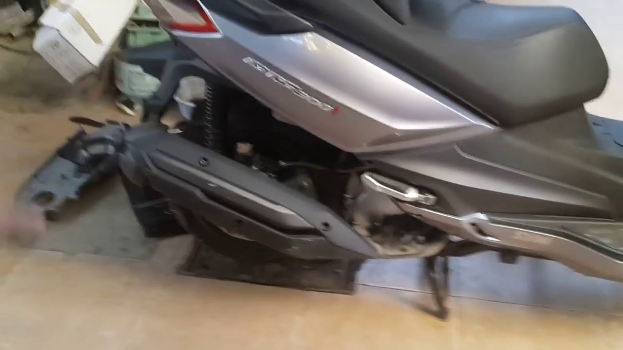 Sym GTS 300i Rear wheel removal