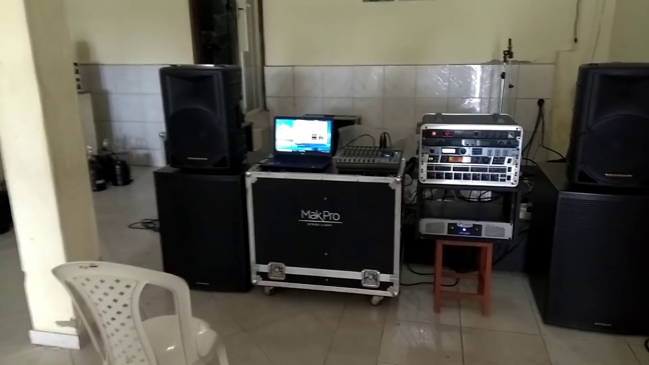 Som de pequeno porte para 400 pessoas.