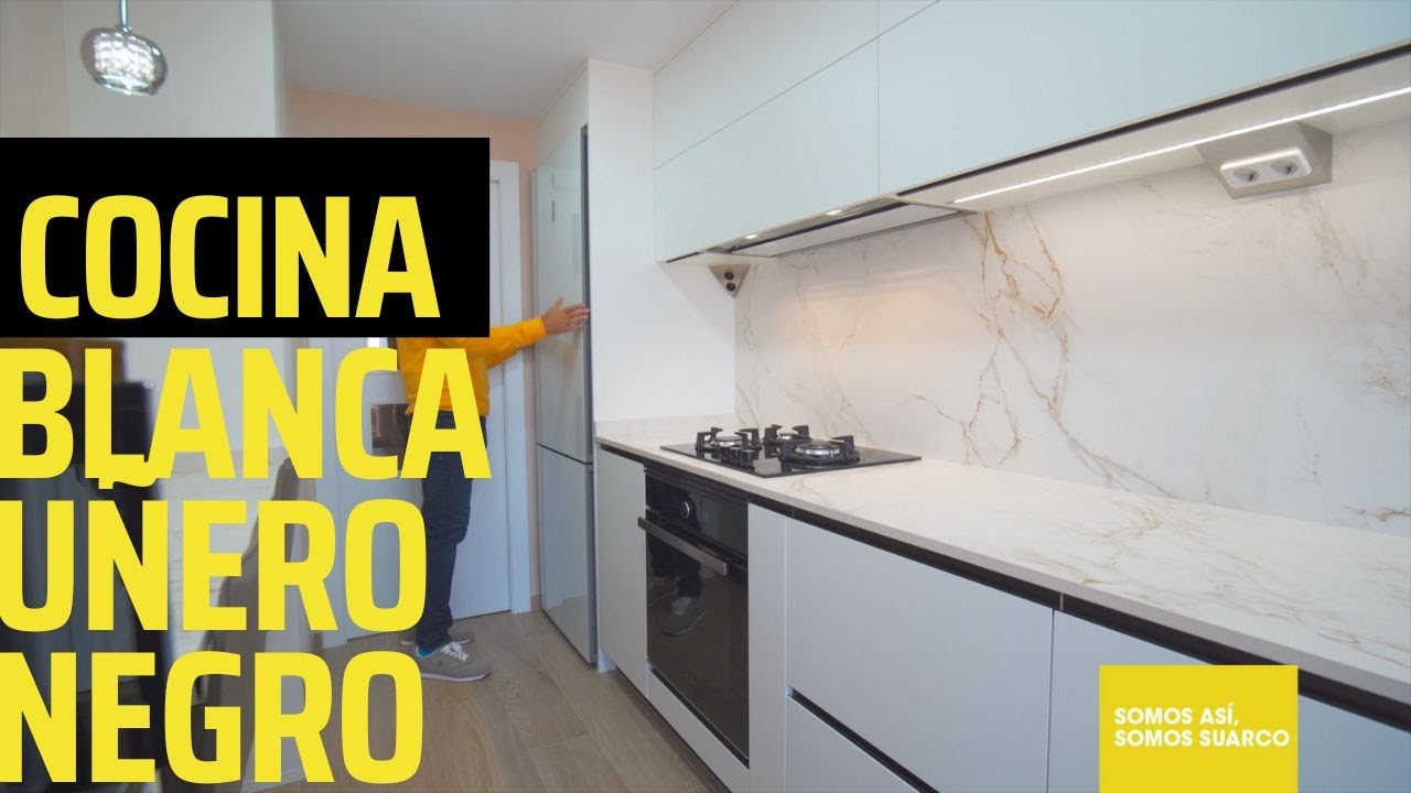 FIJATE 🏸 Cocina PEQUEÑA y ALARGADA Blanca con Uñero Negro con Barra de Dekton