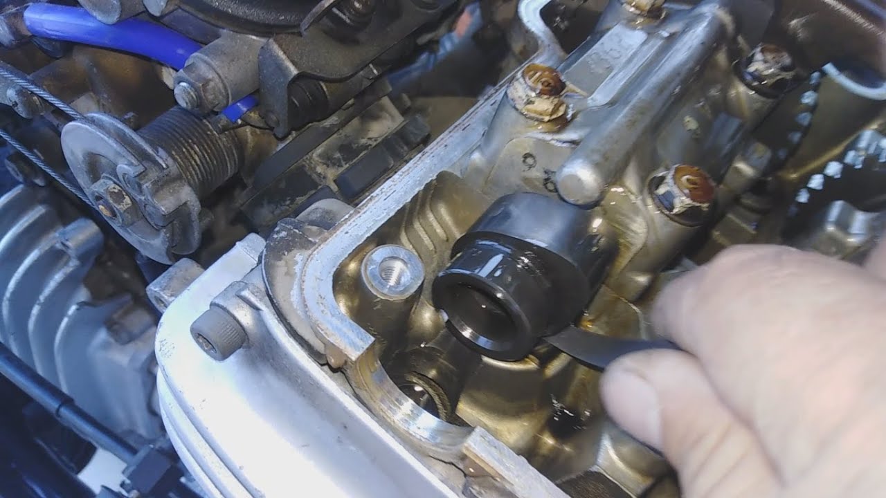 Valve clearance adjustment on Honda magna vf 750 c