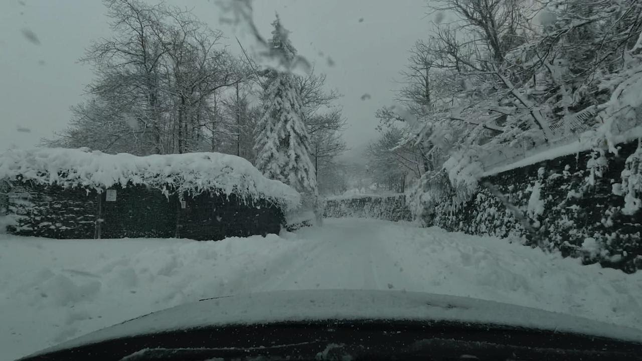 La nevicata sull'Etna vista attraverso un'auto che percorre la strada provinciale SP92