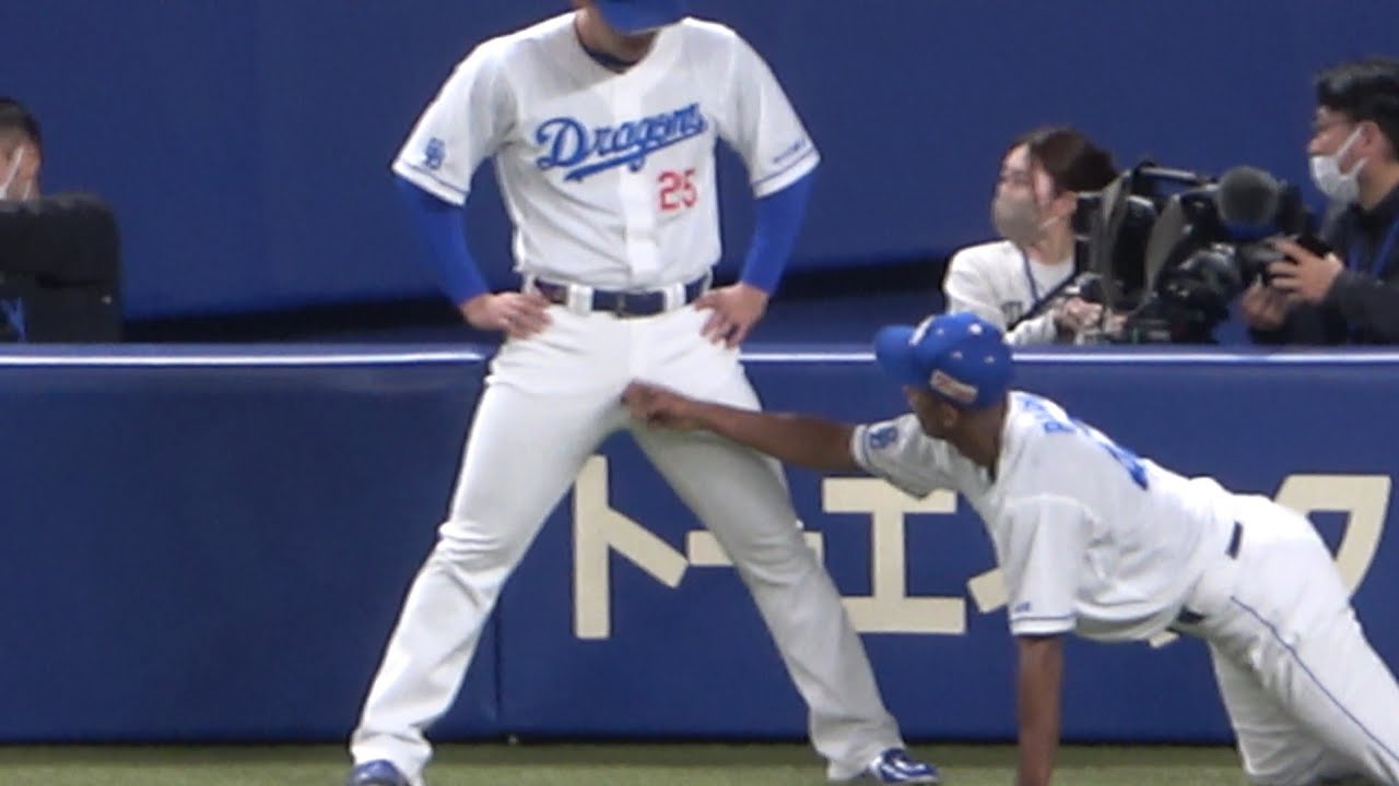 石川昂弥と細川の股間のファウルカップを叩き比べるブライト健太（笑）（2023年4月16日）