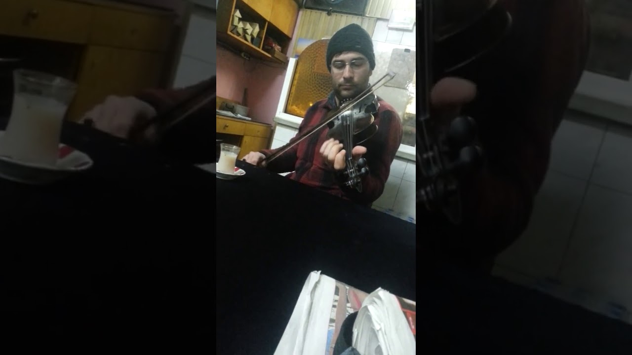Can olgun kahvede keman calarken