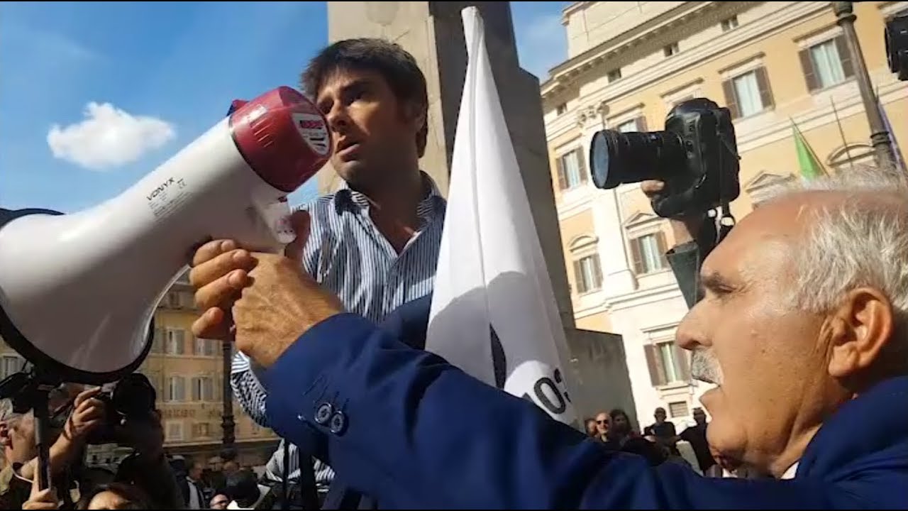 MontecitorioSelfie - Il giovane tenente nella piazza del generale