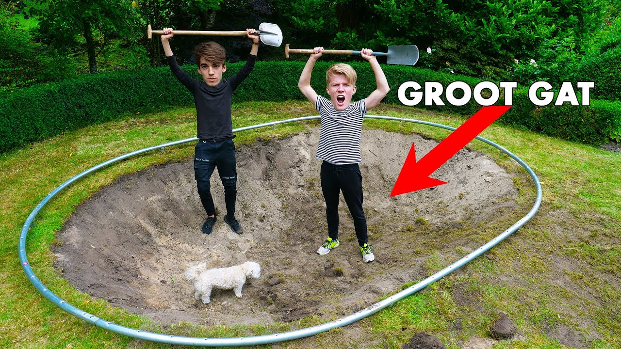 Grote trampoline ingraven in de achtertuin *MEGA GAT*