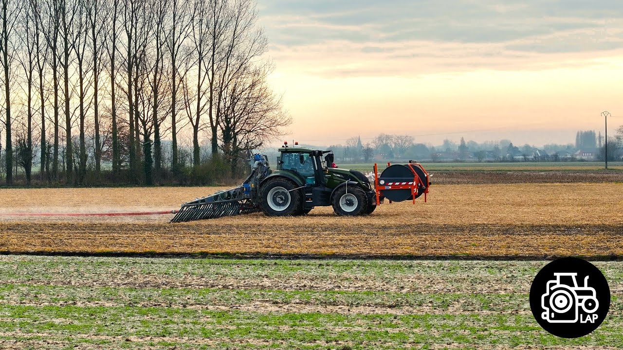 Épandage de digestat sans tonne avec un Valtra T215  avec sa rampe Bomech