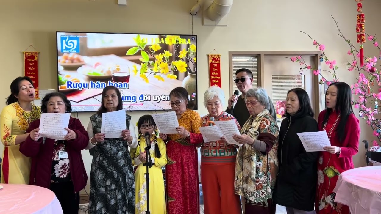 Khánh Phương hát bài Ly Rượu Mừng với Quý Ông Bà