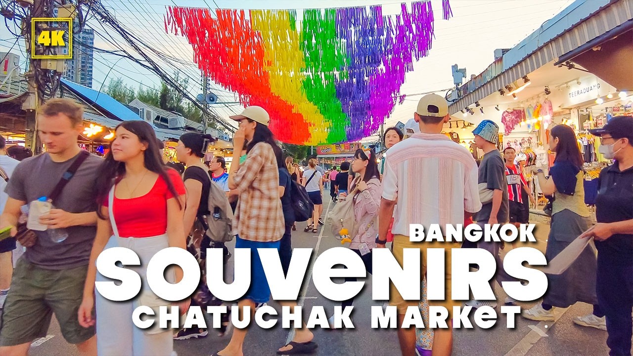 Chatuchak Market , Bangkok / Exploring the souvenir section!